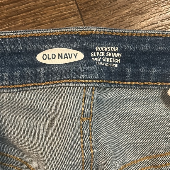 Old Navy Women’s Extra High-Waisted Rockstar 360° Stretch Super-Skinny Jeans - Picture 7 of 7